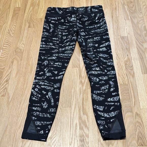 Lululemon Inspire Tight II Graf Black White / Black Athletic Legging circa 2016 - Picture 8 of 10